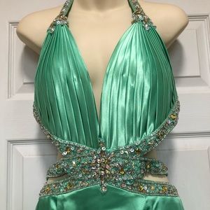 🆕 dress by Entice  👗Beautiful color 💚size 10 front leg slit sexy& elegant